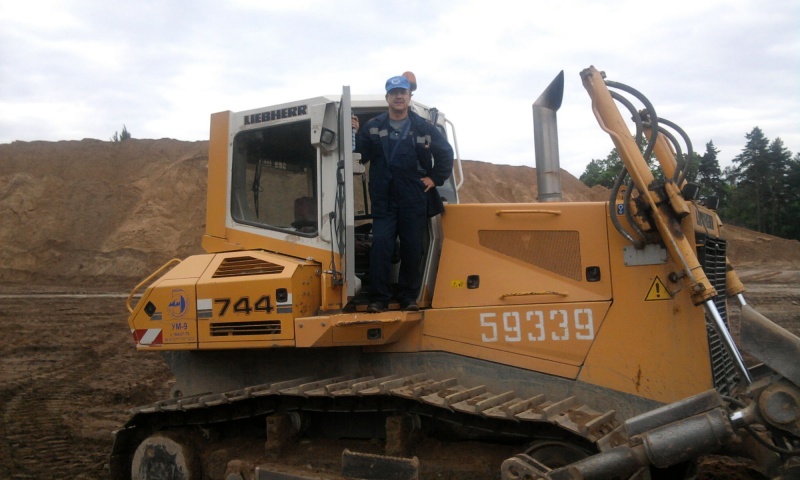 Машинист бульдозера пермь. Комацу 575 бульдозер. Komatsu d575a-3 SD. Бульдозер Komatsu d575a-3 SD. Самый большой бульдозер Комацу.